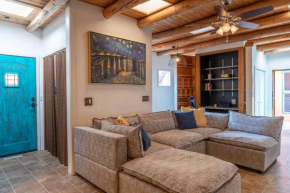 Hot Tub, Artsy Family Adobe, 4mins Plaza! Private Deck & Yard